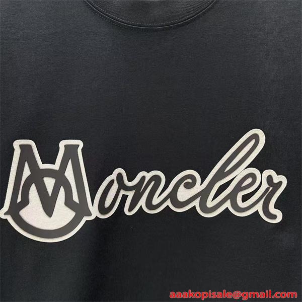Moncler コピー モンクレール 半袖Tシャツ ブラック フロントロゴプリント クルーネック 滑らか素材 ミニマルデザイン 高級カジュアル メンズ レディース