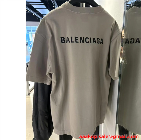 Balenciaga コピー バレンシアガ 半袖Tシャツ グレー ミニロゴ刺繍 オーバーサイズ ボタンディテール クルーネック 上質コットン モード系 メンズ