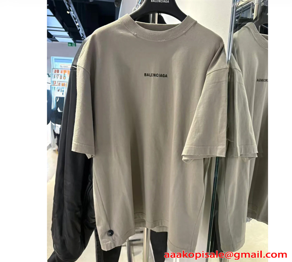 Balenciaga コピー バレンシアガ 半袖Tシャツ グレー ミニロゴ刺繍 オーバーサイズ ボタンディテール クルーネック 上質コットン モード系 メンズ