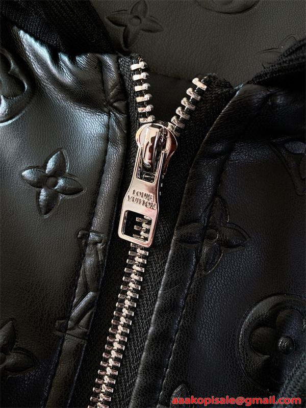 Louis Vuitton スーパーコピー フード付き ジップブルゾン ブラック エンボスモノグラム ルイヴィトン 光沢切替 高級感 ジャケット
