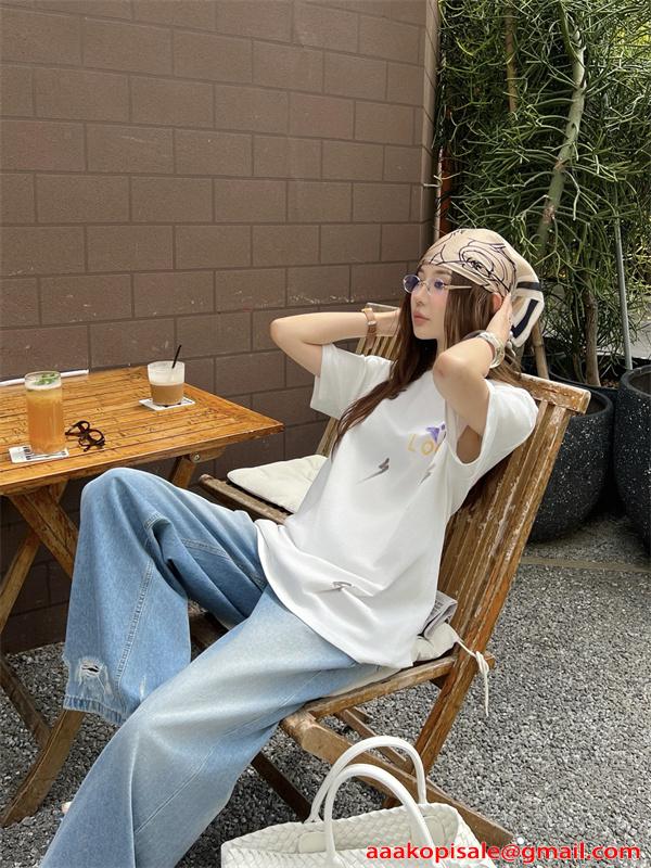  ホワイト ルイヴィトン コピー 半袖 Tシャツ 手描き風ロゴ カラープリント ルーズ感 夏映え カジュアル Louis Vuitton