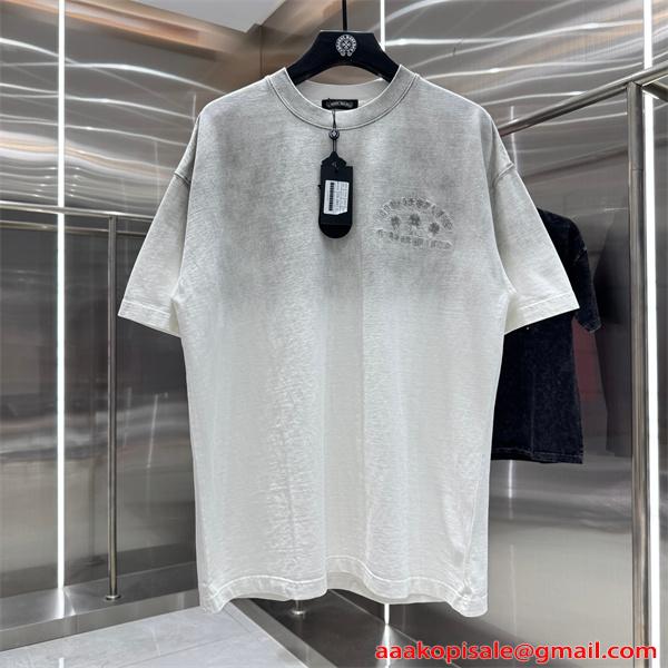 グレー 半袖Tシャツ 同色刺繍 バックロゴ クロスモチーフ 上品見え ミニマル クロムハーツ コピー Chrome Hearts