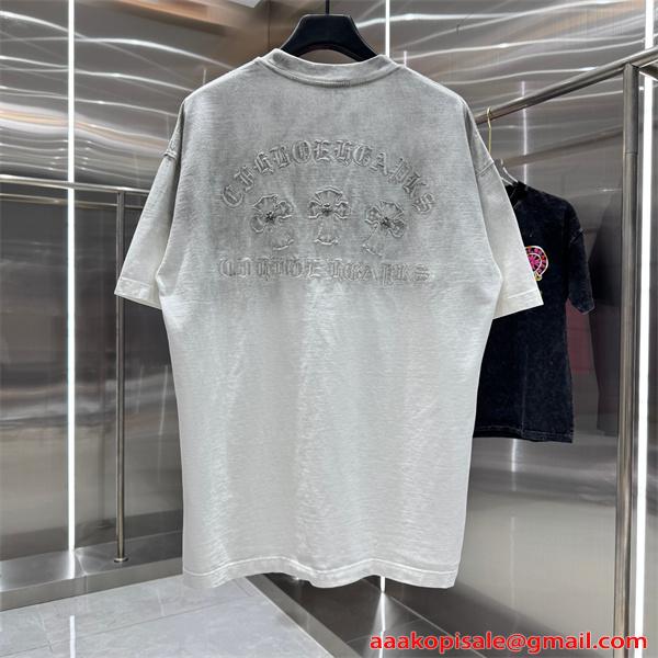 グレー 半袖Tシャツ 同色刺繍 バックロゴ クロスモチーフ 上品見え ミニマル クロムハーツ コピー Chrome Hearts