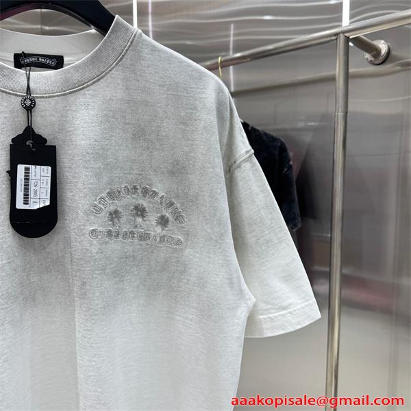 グレー 半袖Tシャツ 同色刺繍 バックロゴ クロスモチーフ 上品見え ミニマル クロムハーツ コピー Chrome Hearts