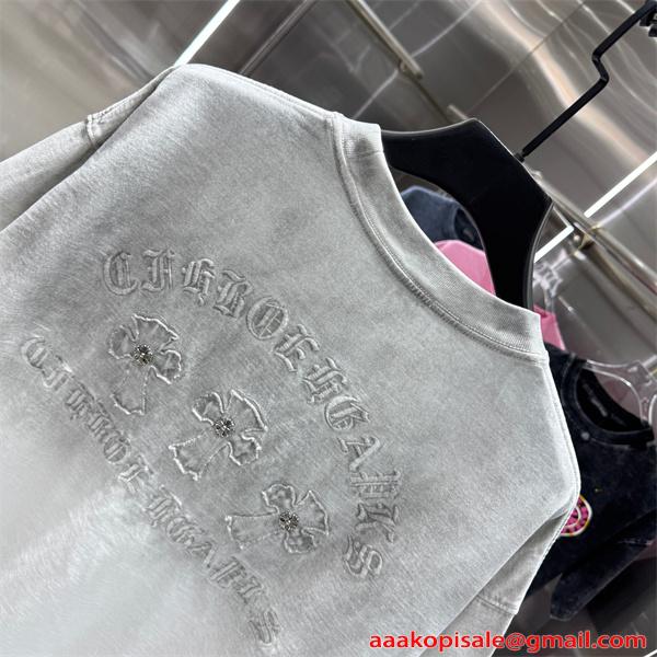 グレー 半袖Tシャツ 同色刺繍 バックロゴ クロスモチーフ 上品見え ミニマル クロムハーツ コピー Chrome Hearts