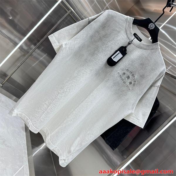 グレー 半袖Tシャツ 同色刺繍 バックロゴ クロスモチーフ 上品見え ミニマル クロムハーツ コピー Chrome Hearts