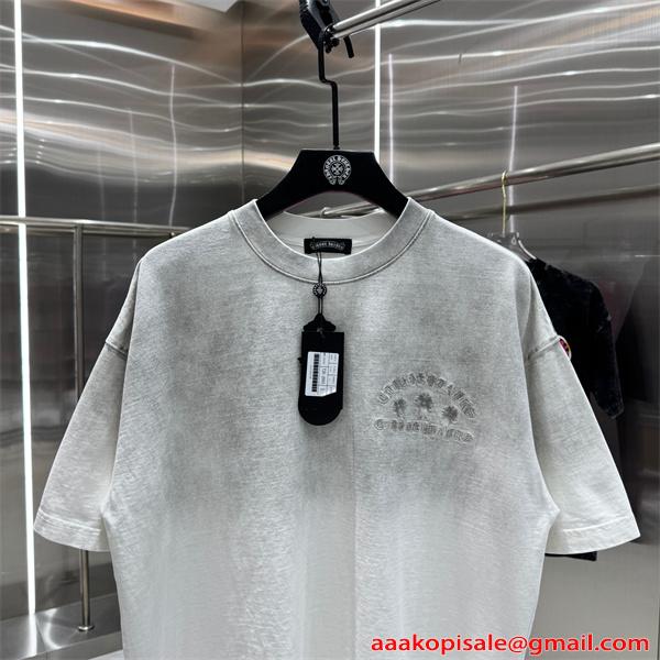 グレー 半袖Tシャツ 同色刺繍 バックロゴ クロスモチーフ 上品見え ミニマル クロムハーツ コピー Chrome Hearts