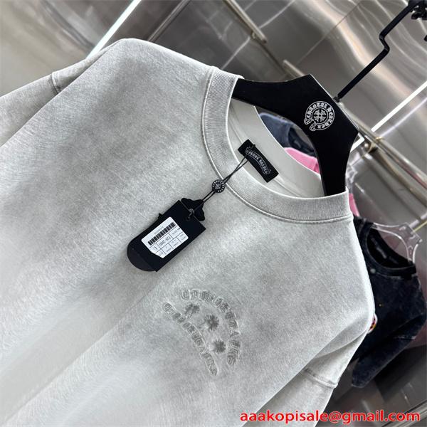 グレー 半袖Tシャツ 同色刺繍 バックロゴ クロスモチーフ 上品見え ミニマル クロムハーツ コピー Chrome Hearts