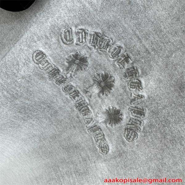 グレー 半袖Tシャツ 同色刺繍 バックロゴ クロスモチーフ 上品見え ミニマル クロムハーツ コピー Chrome Hearts