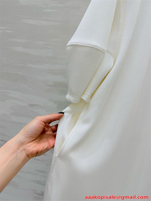 PRADAプラダロングtシャツコピー★2026トレンドファッション性抜群スタイリッシュ★ミニバッグ付き