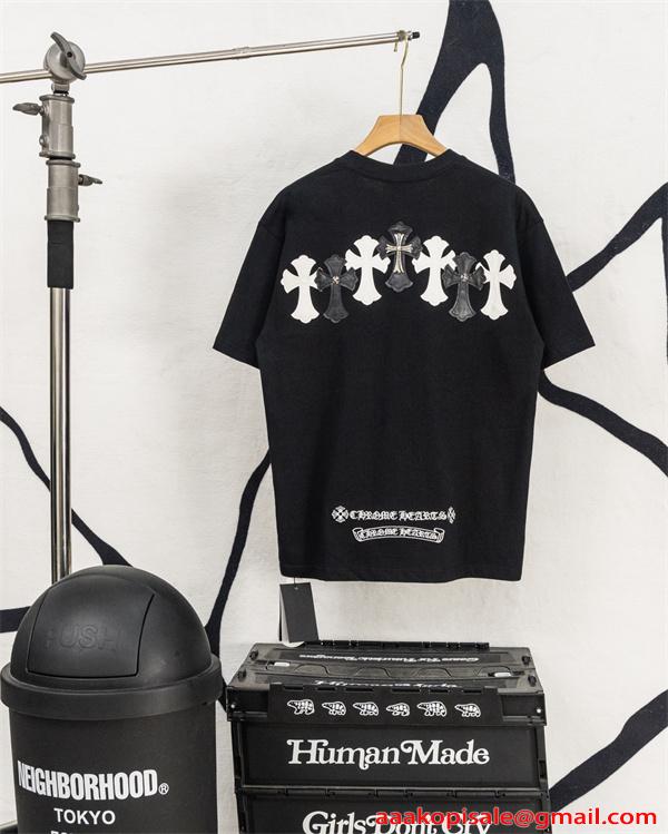 クロムハーツ コピー Chrome Hearts 半袖Tシャツ ブラック ホワイト 刺繍ロゴ レザーパッチ クロスモチーフ バックデザイン 本革風 切替デザイン 綿素材 通気性 クルーネック オーバーサイズ ストリート モード系 ユニセックス 夏人気 
