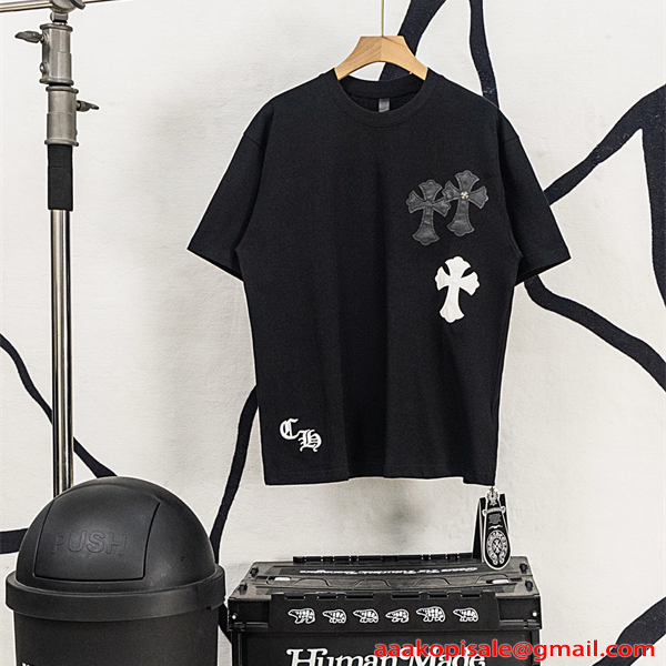 クロムハーツ コピー Chrome Hearts 半袖Tシャツ ブラック ホワイト 刺繍ロゴ レザーパッチ クロスモチーフ バックデザイン 本革風 切替デザイン 綿素材 通気性 クルーネック オーバーサイズ ストリート モード系 ユニセックス 夏人気 