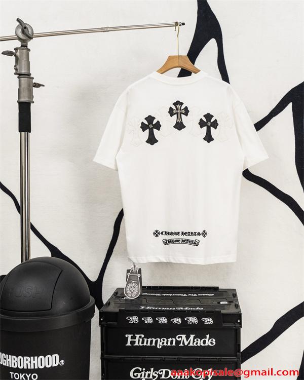 クロムハーツ コピー Chrome Hearts 半袖Tシャツ ブラック ホワイト 刺繍ロゴ レザーパッチ クロスモチーフ バックデザイン 本革風 切替デザイン 綿素材 通気性 クルーネック オーバーサイズ ストリート モード系 ユニセックス 夏人気 