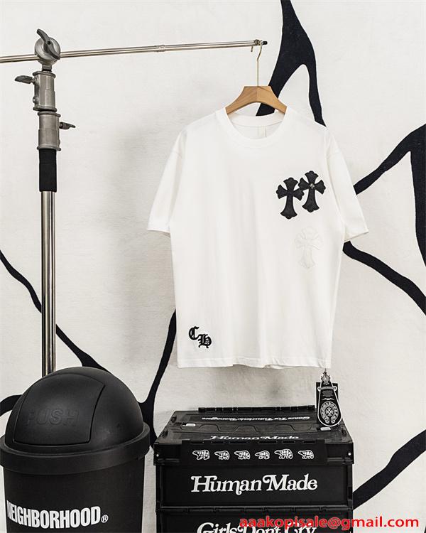 クロムハーツ コピー Chrome Hearts 半袖Tシャツ ブラック ホワイト 刺繍ロゴ レザーパッチ クロスモチーフ バックデザイン 本革風 切替デザイン 綿素材 通気性 クルーネック オーバーサイズ ストリート モード系 ユニセックス 夏人気 
