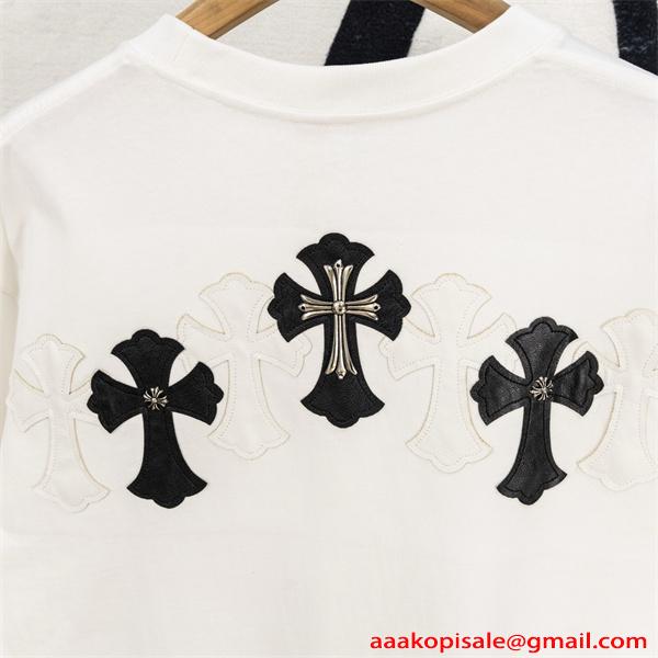 クロムハーツ コピー Chrome Hearts 半袖Tシャツ ブラック ホワイト 刺繍ロゴ レザーパッチ クロスモチーフ バックデザイン 本革風 切替デザイン 綿素材 通気性 クルーネック オーバーサイズ ストリート モード系 ユニセックス 夏人気 