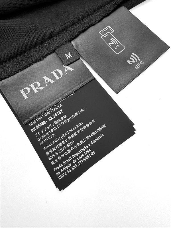 最新2026トレンド★プラダtシャツコピーPRADAおしゃれコーディネート年齢問わずカッコイイ