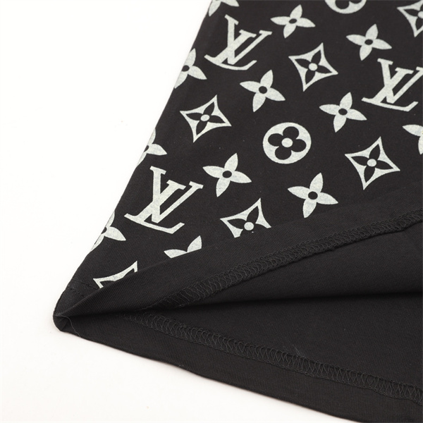  メンズ 半袖Tシャツ モノグラム総柄 ゴールドラインアート クルーネック 夏向け ルイヴィトン コピー LOUIS VUITTON