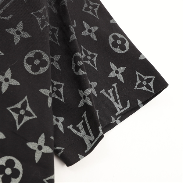  メンズ 半袖Tシャツ モノグラム総柄 ゴールドラインアート クルーネック 夏向け ルイヴィトン コピー LOUIS VUITTON