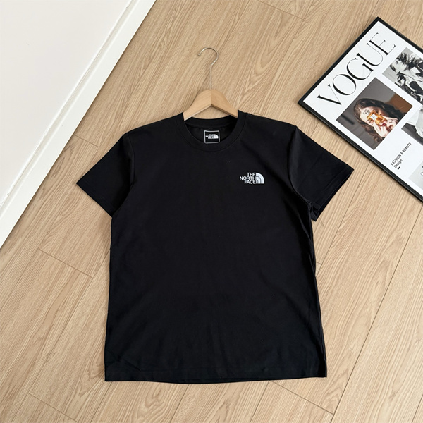 ギアスケッチプリント 半袖Tシャツ 胸元ワンポイントロゴ ホワイト ブラック クルーネック NEVER STOP EXPLORING ザ・ノース・フェイス コピー THE NORTH FACE