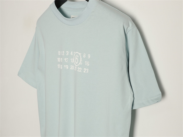 ナンバーロゴプリント コピー Maison Margiela 半袖Tシャツ ペールブルー クルーネック フロント数字デザイン メゾンマルジェラ