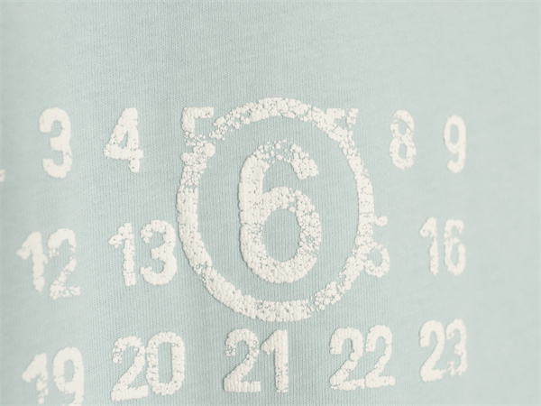 ナンバーロゴプリント コピー Maison Margiela 半袖Tシャツ ペールブルー クルーネック フロント数字デザイン メゾンマルジェラ