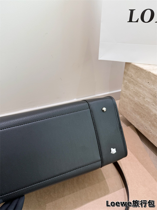  ラックトラベルバッグ アナグラム型押し シボ調ボディ 肩掛けストラップ ハンドバッグ仕様 ロエベ コピー LOEWE