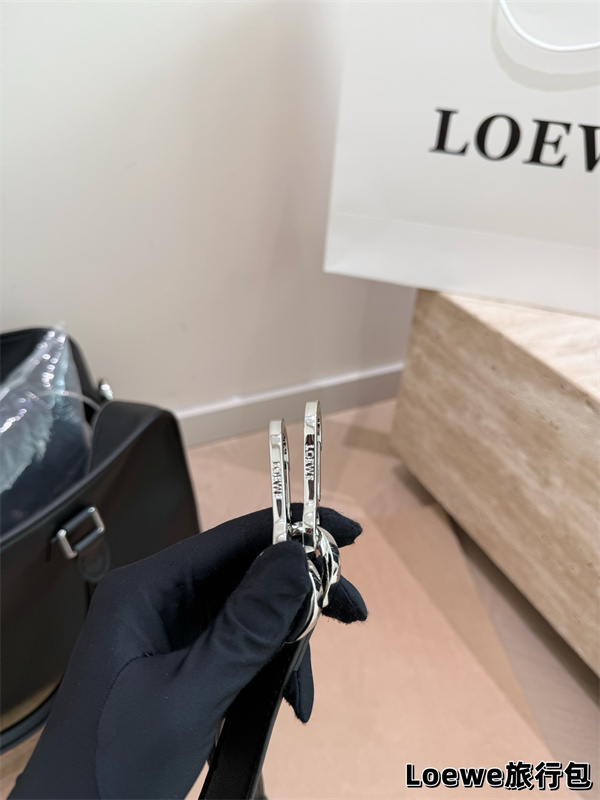  ラックトラベルバッグ アナグラム型押し シボ調ボディ 肩掛けストラップ ハンドバッグ仕様 ロエベ コピー LOEWE