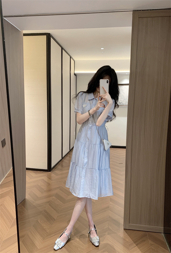 ティアードシャツワンピース PRADA 胸元トライアングルロゴ プラダ コピー ライトブルー ホワイト 半袖 パフスリーブ ウエストドローコード