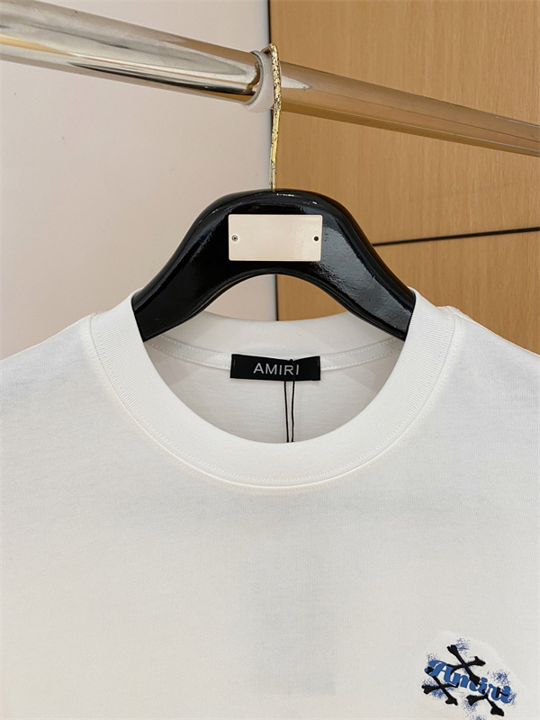 アミリ コピー ワンポイン AMIRI トロゴ 半袖Tシャツ クロスモチーフ ホワイト ブラック クルーネック シンプルボディ