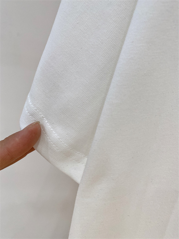 アミリ コピー ワンポイン AMIRI トロゴ 半袖Tシャツ クロスモチーフ ホワイト ブラック クルーネック シンプルボディ