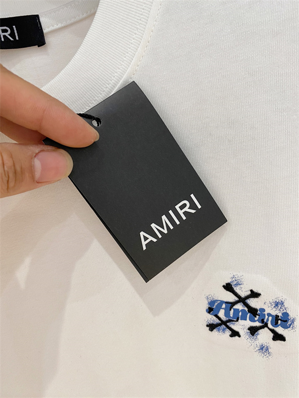 アミリ コピー ワンポイン AMIRI トロゴ 半袖Tシャツ クロスモチーフ ホワイト ブラック クルーネック シンプルボディ