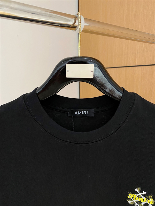 アミリ コピー ワンポイン AMIRI トロゴ 半袖Tシャツ クロスモチーフ ホワイト ブラック クルーネック シンプルボディ