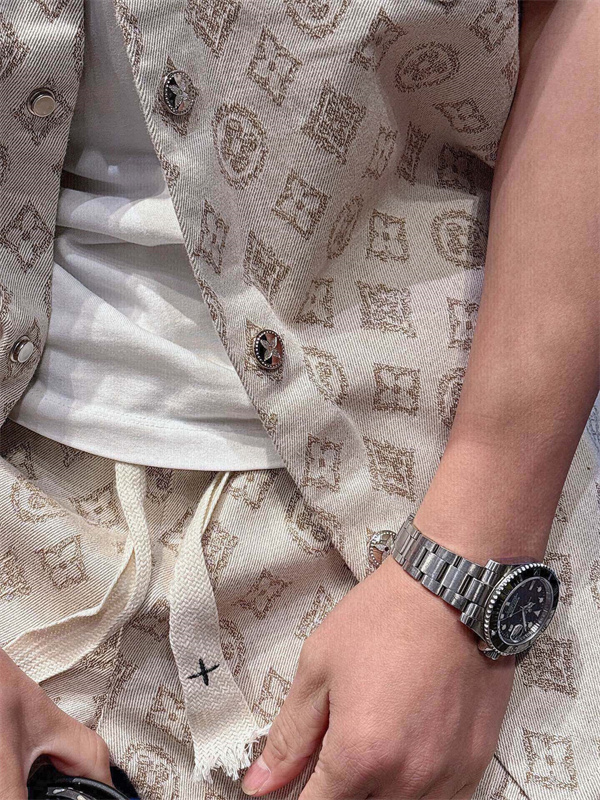 ルイヴィトン コピー ージュモノグラム調 セットアップ 半袖シャツ Louis Vuitton 胸フラップポケット ショートパンツ 総柄デザイン