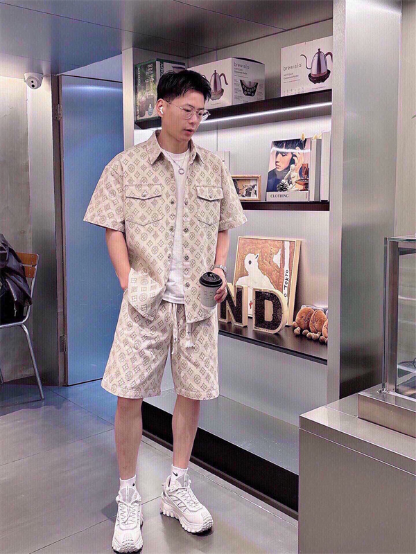 Louis Vuitton 半袖シャツとショートパンツセット L ルイヴィトン コピー ージュモノグラム調 セットアップ 半袖シャツ