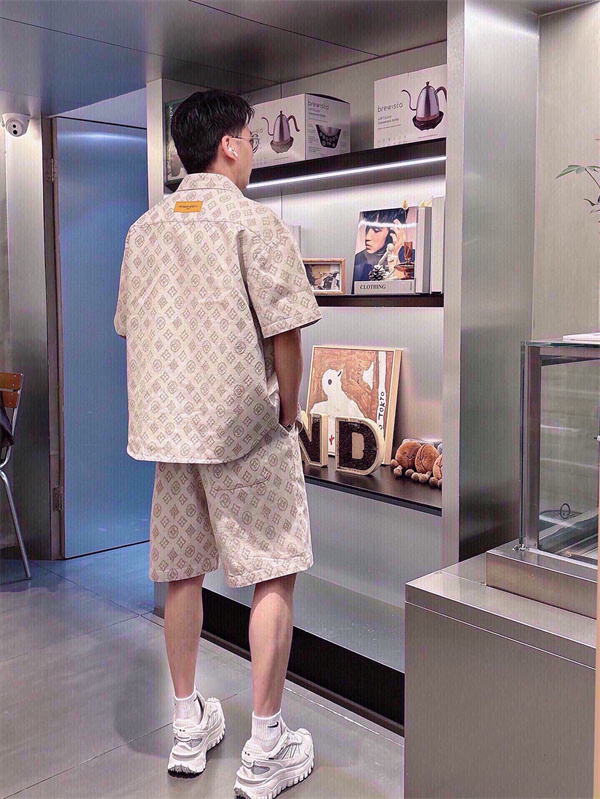 ルイヴィトン コピー ージュモノグラム調 セットアップ 半袖シャツ Louis Vuitton 胸フラップポケット ショートパンツ 総柄デザイン