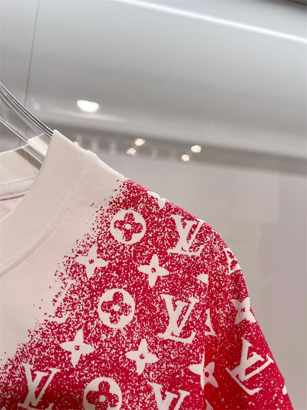 トリコロールモノグラム 半袖Tシャツ Louis Vuitton ホワイトベース ルイヴィトン コピー スプレー調プリント クルーネック