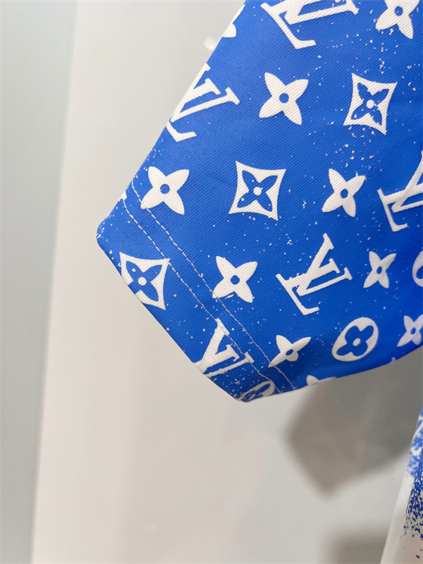 トリコロールモノグラム 半袖Tシャツ Louis Vuitton ホワイトベース ルイヴィトン コピー スプレー調プリント クルーネック