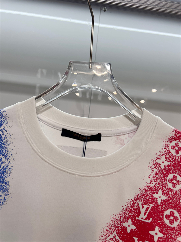 トリコロールモノグラム 半袖Tシャツ Louis Vuitton ホワイトベース ルイヴィトン コピー スプレー調プリント クルーネック