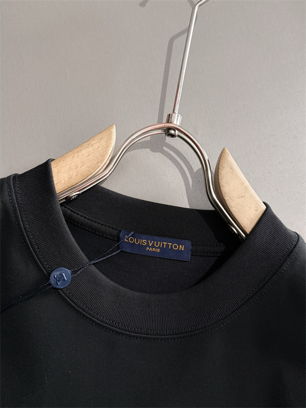 ロゴプリント カットソー Louis Vuitton センターLV ルイヴィトン コピー モノトーン 半袖Tシャツ ベーシックシルエット