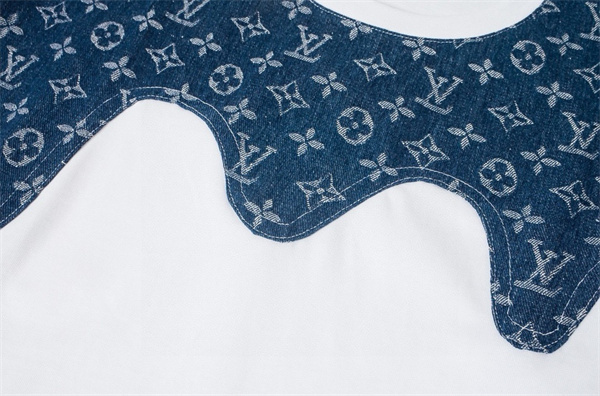  ホワイトクルーネックTシャツ Louis Vuitton ブルーLVプリント ルイヴィトン コピー 肩パネル風デザイン モノグラム柄