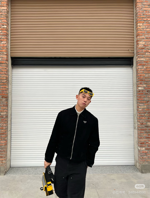 ブラック ベロア調ジップジャケット PRADA 胸元トライアングルロゴ プラダ コピー スタンドカラー シルバーファスナー 長袖アウター