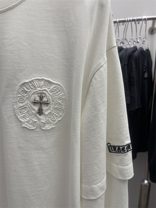 アイボリー レイヤード風 ロングスリーブTシャツ Chrome Hearts 胸元サークルパッチ クロムハーツ コピー 袖ロゴワッペン クルーネック