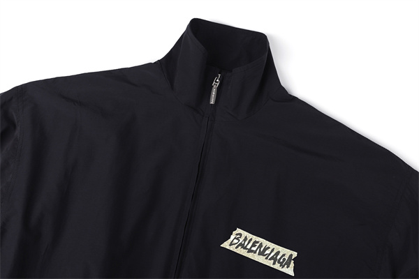 ブラック ジップアップジャケット BALENCIAGA テープ風ロゴ バレンシアガ コピー スタンドカラー 胸元ワンポイント 背面ビッグロゴ