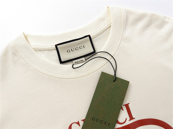  アイボリー 半袖Tシャツ GUCCI マルチカラーGGプリント グッチ コピー フロントロゴ クルーネック 無地バックデザイン