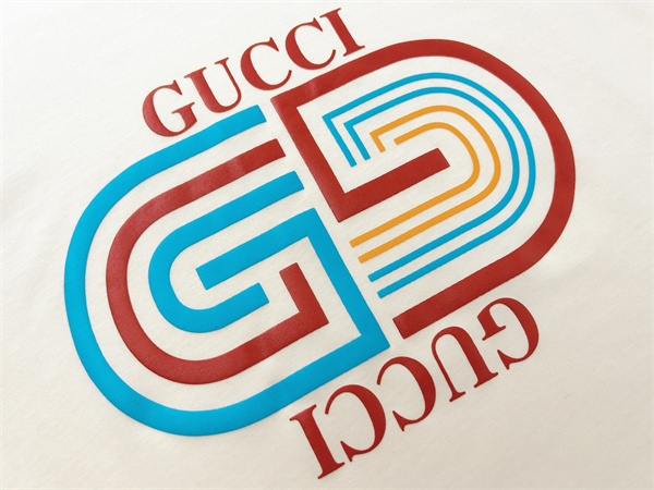  アイボリー 半袖Tシャツ GUCCI マルチカラーGGプリント グッチ コピー フロントロゴ クルーネック 無地バックデザイン