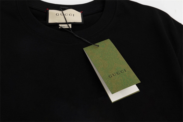 ブラック 半袖Tシャツ GUCCI オーバーラップGGプリント グッチ コピー フロントロゴ クルーネック 無地バックデザイン