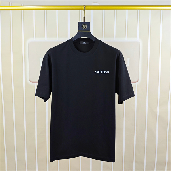 ブラック 半袖Tシャツ ARC'TERYX 胸元ロゴ アークテリクス コピー 背面バードスケルトンプリント クルーネック ホワイトカラー展開