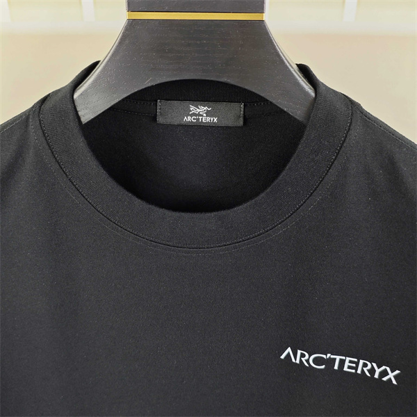 ブラック 半袖Tシャツ ARC'TERYX 胸元ロゴ アークテリクス コピー 背面バードスケルトンプリント クルーネック ホワイトカラー展開