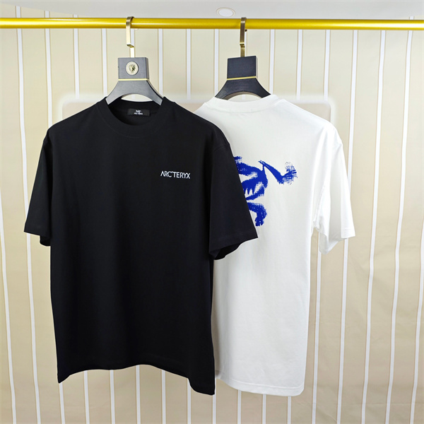 ブラック 半袖Tシャツ ARC'TERYX 胸元ロゴ アークテリクス コピー 背面バードスケルトンプリント クルーネック ホワイトカラー展開