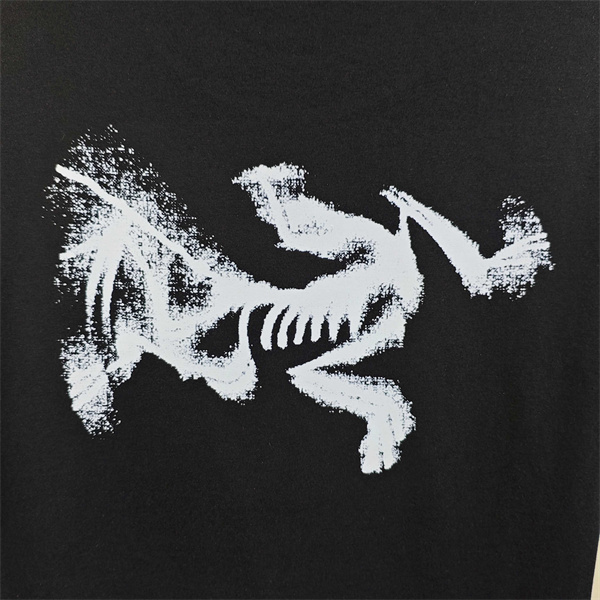 ブラック 半袖Tシャツ ARC'TERYX 胸元ロゴ アークテリクス コピー 背面バードスケルトンプリント クルーネック ホワイトカラー展開
